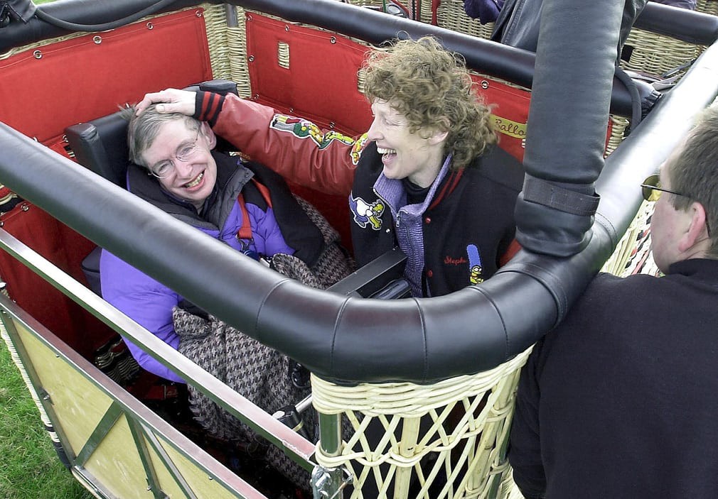 Cuộc đời phi thường qua ảnh của cố Giáo sư Stephen Hawking: Biểu tượng của lòng dũng cảm và là nguồn cảm hứng bất tận để bạn vượt qua mọi khó khăn - Ảnh 6. Cuộc đời phi thường qua ảnh của cố Giáo sư Stephen Hawking: Biểu tượng của lòng dũng cảm và là nguồn cảm hứng bất tận để bạn vượt qua mọi khó khăn - Ảnh 6.