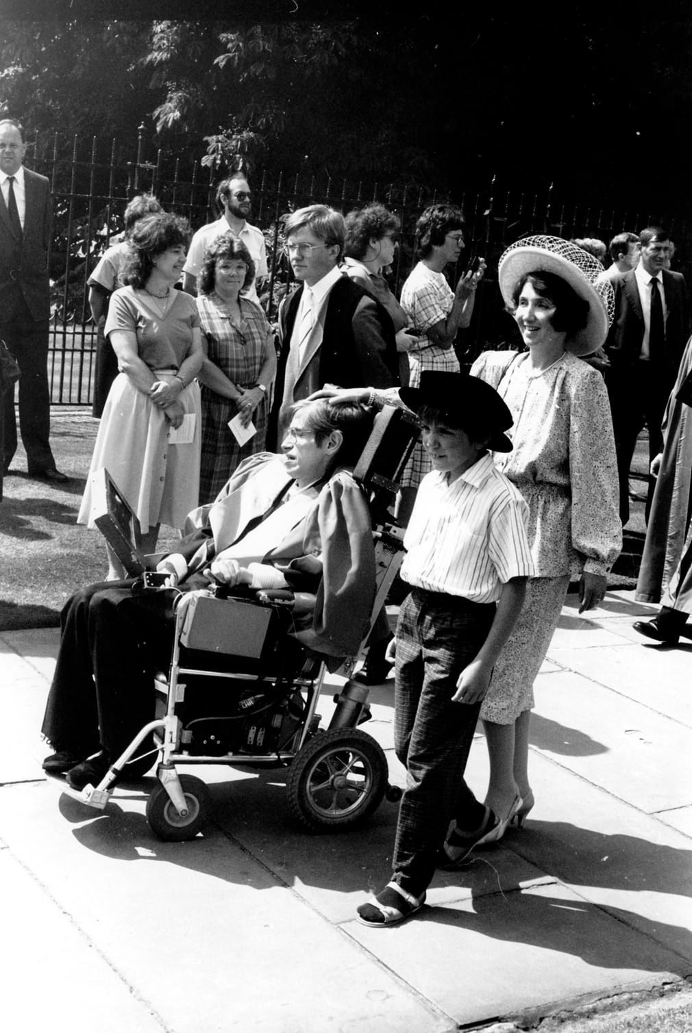 Cuộc đời phi thường qua ảnh của cố Giáo sư Stephen Hawking: Biểu tượng của lòng dũng cảm và là nguồn cảm hứng bất tận để bạn vượt qua mọi khó khăn - Ảnh 9. Cuộc đời phi thường qua ảnh của cố Giáo sư Stephen Hawking: Biểu tượng của lòng dũng cảm và là nguồn cảm hứng bất tận để bạn vượt qua mọi khó khăn - Ảnh 9.