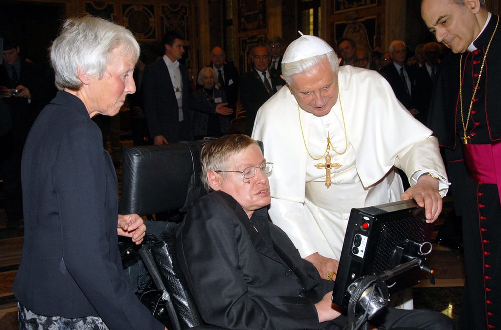 Cuộc đời phi thường qua ảnh của cố Giáo sư Stephen Hawking: Biểu tượng của lòng dũng cảm và là nguồn cảm hứng bất tận để bạn vượt qua mọi khó khăn - Ảnh 5. Cuộc đời phi thường qua ảnh của cố Giáo sư Stephen Hawking: Biểu tượng của lòng dũng cảm và là nguồn cảm hứng bất tận để bạn vượt qua mọi khó khăn - Ảnh 5.