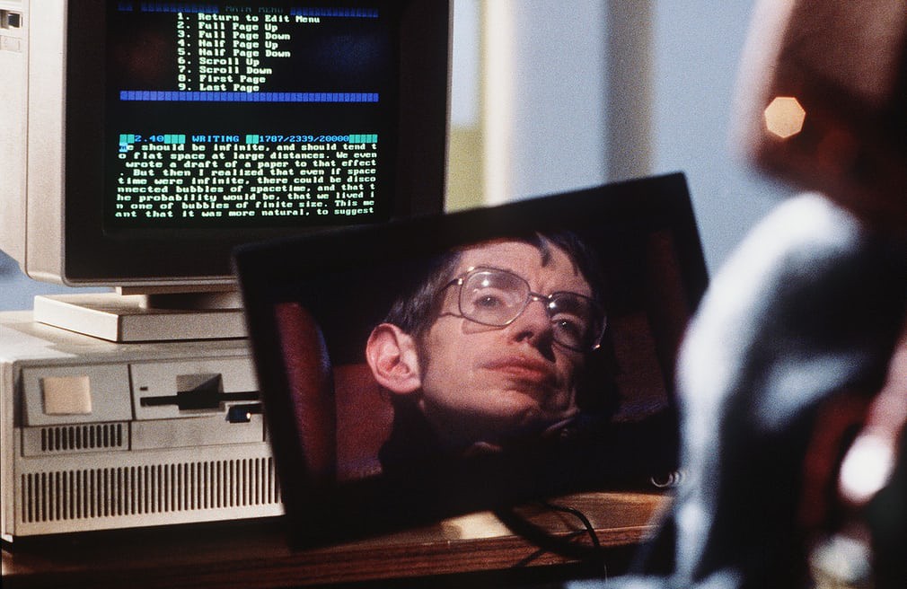 Cuộc đời phi thường qua ảnh của cố Giáo sư Stephen Hawking: Biểu tượng của lòng dũng cảm và là nguồn cảm hứng bất tận để bạn vượt qua mọi khó khăn - Ảnh 14. Cuộc đời phi thường qua ảnh của cố Giáo sư Stephen Hawking: Biểu tượng của lòng dũng cảm và là nguồn cảm hứng bất tận để bạn vượt qua mọi khó khăn - Ảnh 14.