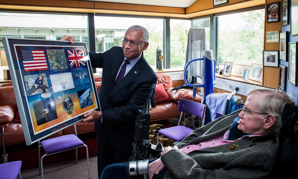 Cuộc đời phi thường qua ảnh của cố Giáo sư Stephen Hawking: Biểu tượng của lòng dũng cảm và là nguồn cảm hứng bất tận để bạn vượt qua mọi khó khăn - Ảnh 16. Cuộc đời phi thường qua ảnh của cố Giáo sư Stephen Hawking: Biểu tượng của lòng dũng cảm và là nguồn cảm hứng bất tận để bạn vượt qua mọi khó khăn - Ảnh 16.