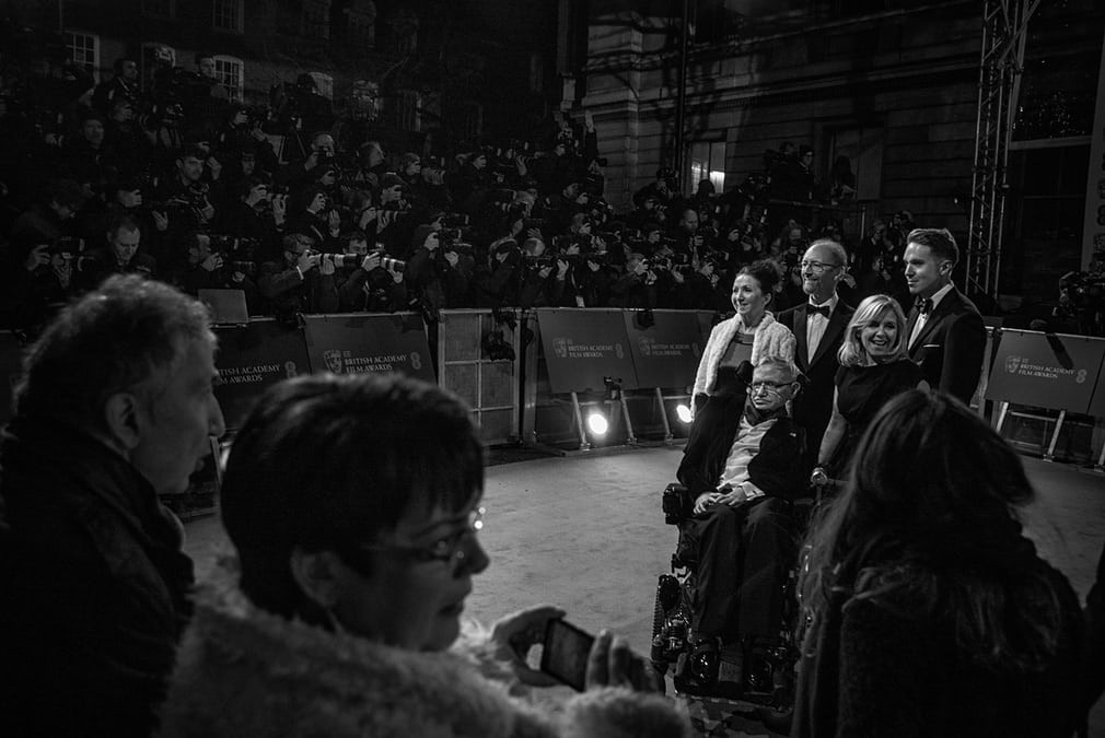 Cuộc đời phi thường qua ảnh của cố Giáo sư Stephen Hawking: Biểu tượng của lòng dũng cảm và là nguồn cảm hứng bất tận để bạn vượt qua mọi khó khăn - Ảnh 17. Cuộc đời phi thường qua ảnh của cố Giáo sư Stephen Hawking: Biểu tượng của lòng dũng cảm và là nguồn cảm hứng bất tận để bạn vượt qua mọi khó khăn - Ảnh 17.