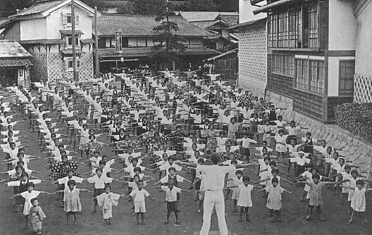 Lý do người Nhật sống lâu nhất thế giới: Suốt 90 năm toàn dân thực hiện đúng 1 bài tập thể dục quốc dân vào mỗi sáng! - Ảnh 2.