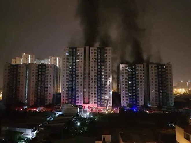 Cháy chung cư cao cấp ở Sài Gòn giữa đêm, ít nhất 13 người thiệt mạng - Ảnh 2. Cháy chung cư cao cấp ở Sài Gòn giữa đêm, ít nhất 13 người thiệt mạng - Ảnh 2.