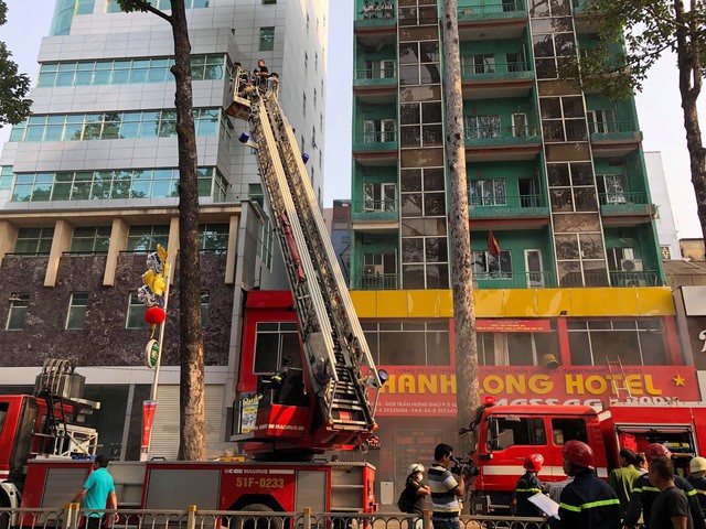 Cháy lớn tại khách sạn ở Sài Gòn, nhiều người mắc kẹt - Ảnh 2.