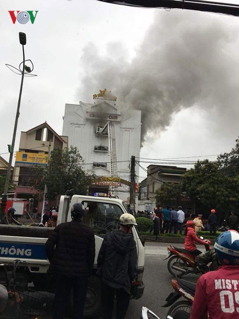Đang cháy lớn tại quán kakaoke lớn nhất Hà Tĩnh, nhiều người mắc kẹt - Ảnh 4.