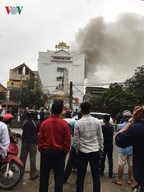 Đang cháy lớn tại quán kakaoke lớn nhất Hà Tĩnh, nhiều người mắc kẹt - Ảnh 5.