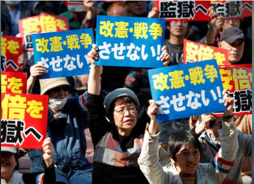 Người Nhật muốn Thủ tướng Abe từ chức vì bê bối đất đai - Ảnh 1.