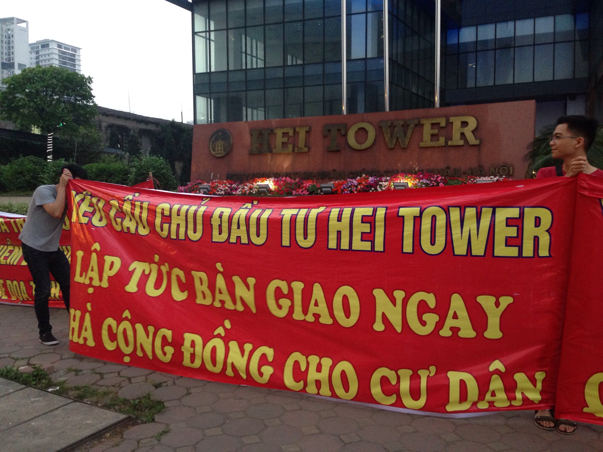 Chung cư cao cấp Hei Tower có vấn đề về PCCC, cư dân tràn ra đường căng băng rôn phản đối chủ đầu tư - Ảnh 1. Chung cư cao cấp Hei Tower có vấn đề về PCCC, cư dân tràn ra đường căng băng rôn phản đối chủ đầu tư - Ảnh 1.