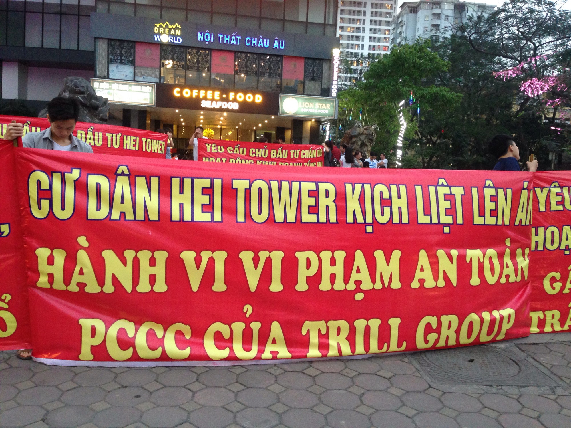 Chung cư cao cấp Hei Tower có vấn đề về PCCC, cư dân tràn ra đường căng băng rôn phản đối chủ đầu tư - Ảnh 2. Chung cư cao cấp Hei Tower có vấn đề về PCCC, cư dân tràn ra đường căng băng rôn phản đối chủ đầu tư - Ảnh 2.