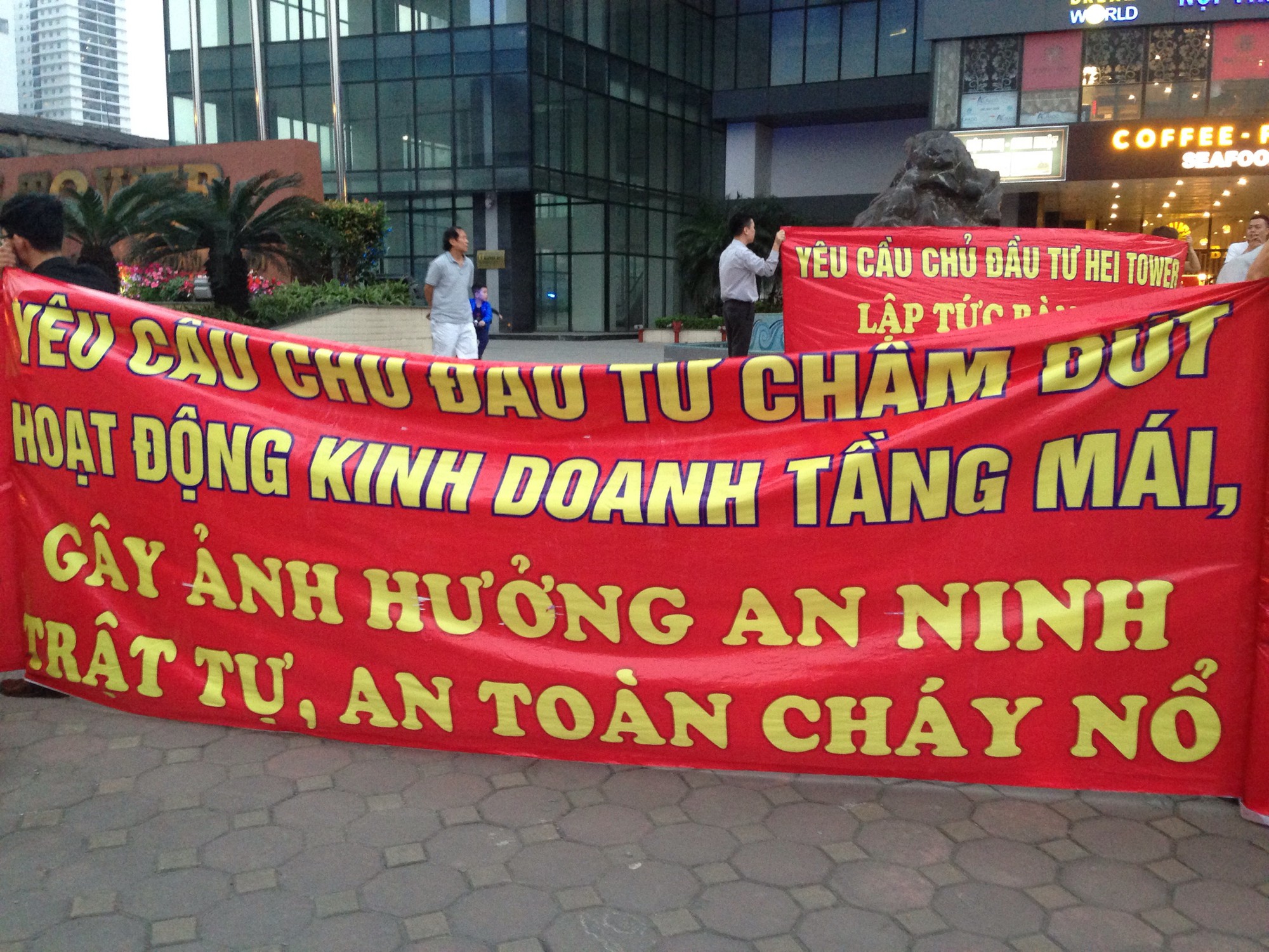 Chung cư cao cấp Hei Tower có vấn đề về PCCC, cư dân tràn ra đường căng băng rôn phản đối chủ đầu tư - Ảnh 3. Chung cư cao cấp Hei Tower có vấn đề về PCCC, cư dân tràn ra đường căng băng rôn phản đối chủ đầu tư - Ảnh 3.