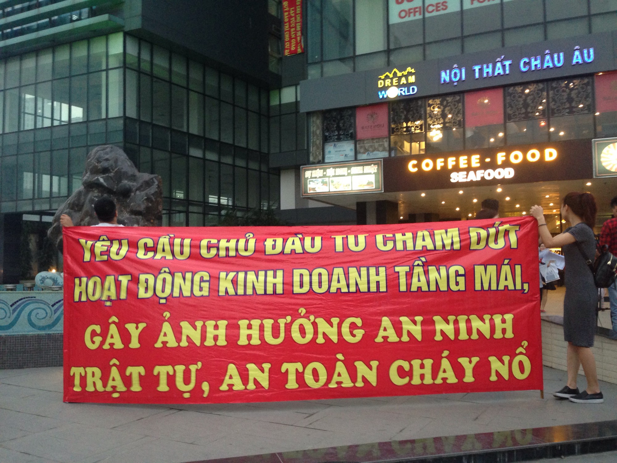 Chung cư cao cấp Hei Tower có vấn đề về PCCC, cư dân tràn ra đường căng băng rôn phản đối chủ đầu tư - Ảnh 4. Chung cư cao cấp Hei Tower có vấn đề về PCCC, cư dân tràn ra đường căng băng rôn phản đối chủ đầu tư - Ảnh 4.