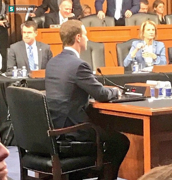 Hết ghế ngồi, quần áo, giờ dân mạng còn soi cả biểu hiện lạ của Mark Zuckerberg - Ảnh 1.