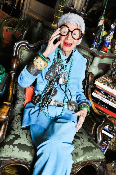Iris Apfel - 96 tuổi vẫn là biểu tượng thời trang được cả thế giới ngưỡng mộ: Hãy luôn thắc mắc, luôn tò mò và hài hước một chút để sẵn sàng cho mọi cuộc phiêu lưu - Ảnh 2.