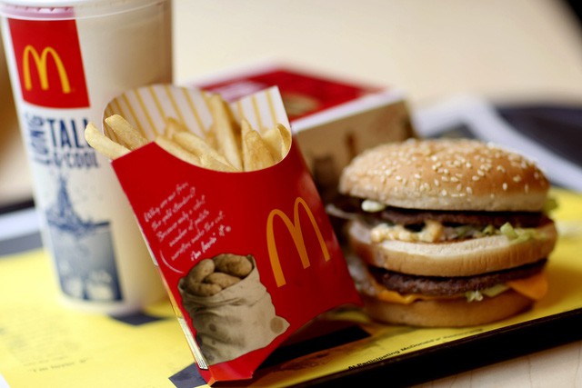 Bí ẩn phía sau cuộc đua giảm giá ‘đến đáy’ của McDonald’s, KFC, Burger King…: Làm sao có lãi từ chiếc burger 1 USD khi tiền công nhân viên đã là 10 USD/h? - Ảnh 2.