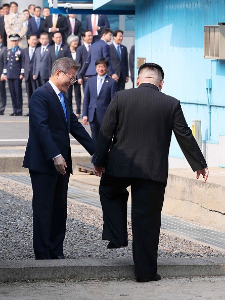 Bước chân lịch sử của ông Kim Jong Un trên đất Hàn Quốc - Ảnh 3.