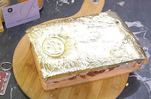 Gần 10 triệu đồng chiếc bánh sinh nhật dát vàng “sang chảnh” - Ảnh 2.