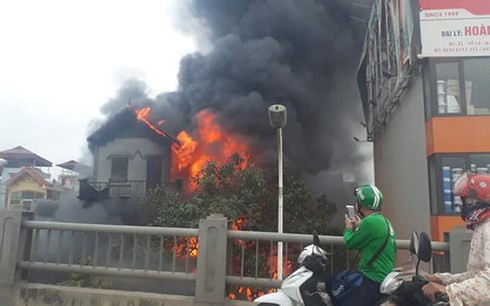 Cháy lớn ở ngôi nhà 3 tầng dưới chân cầu Vĩnh Tuy - Ảnh 2.