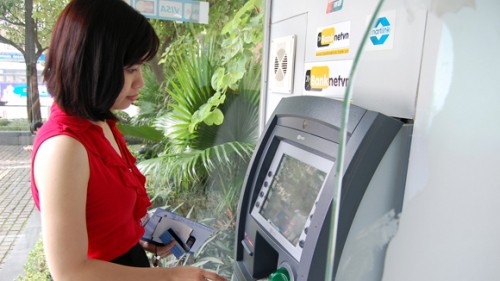 Thu phí ATM: Hãy nhìn rộng hơn - Ảnh 1.