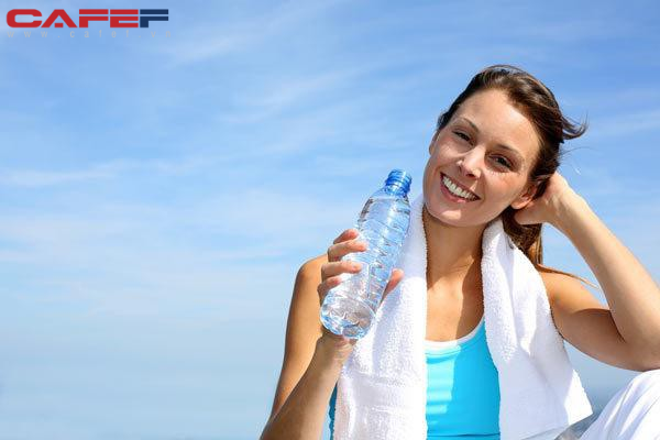 Uống nước khi đứng, sai lầm hại sức khỏe nhiều người chưa biết - Ảnh 1.