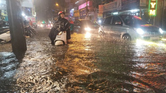 TP HCM trưa nắng nóng, chiều tối có mưa rào, coi chừng bị ngập - Ảnh 1.