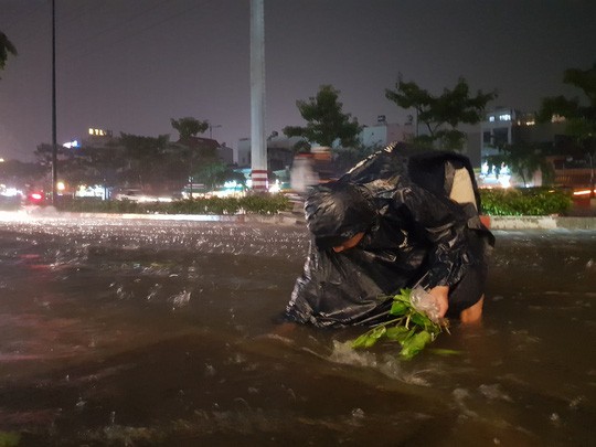 TP HCM trưa nắng nóng, chiều tối có mưa rào, coi chừng bị ngập - Ảnh 3.