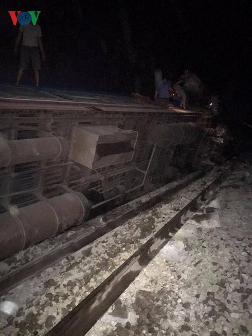  Hiện trường vụ tai nạn tàu hỏa kinh hoàng làm 2 người chết, 8 người bị thương ở Thanh Hóa - Ảnh 14.