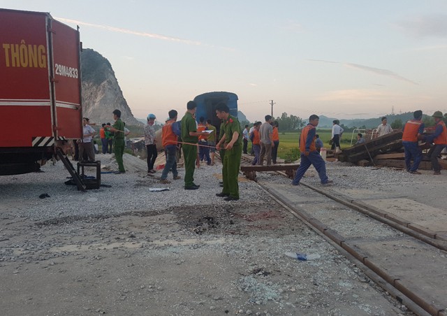  Hiện trường vụ tai nạn tàu hỏa kinh hoàng làm 2 người chết, 8 người bị thương ở Thanh Hóa - Ảnh 7.
