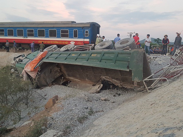  Hiện trường vụ tai nạn tàu hỏa kinh hoàng làm 2 người chết, 8 người bị thương ở Thanh Hóa - Ảnh 8.