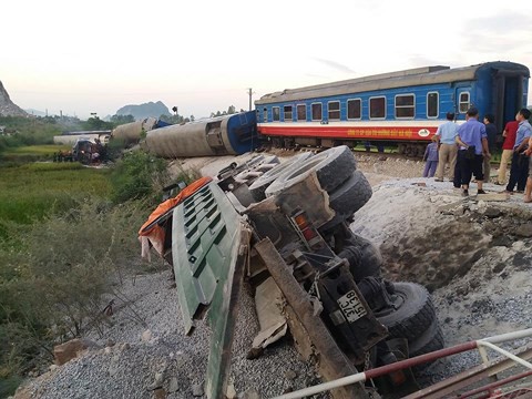  Hiện trường vụ tai nạn tàu hỏa kinh hoàng làm 2 người chết, 8 người bị thương ở Thanh Hóa - Ảnh 9.