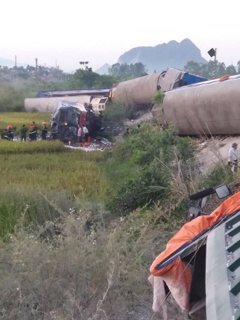  Hiện trường vụ tai nạn tàu hỏa kinh hoàng làm 2 người chết, 8 người bị thương ở Thanh Hóa - Ảnh 10.