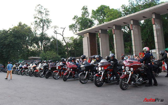 Nếm nắng, gió và mưa mau mùa hạ cùng hàng chục chiến mã Harley-Davidson trong hành trình về Đà Nẵng - Ảnh 2.