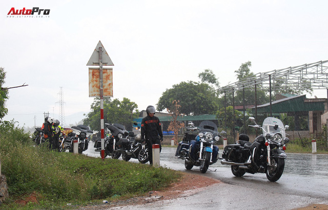 Nếm nắng, gió và mưa mau mùa hạ cùng hàng chục chiến mã Harley-Davidson trong hành trình về Đà Nẵng - Ảnh 12.