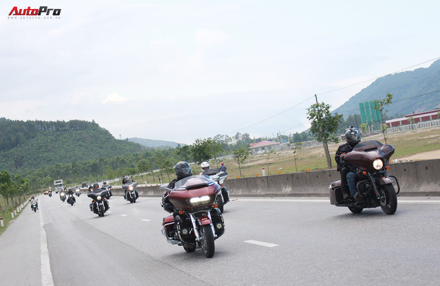 Nếm nắng, gió và mưa mau mùa hạ cùng hàng chục chiến mã Harley-Davidson trong hành trình về Đà Nẵng - Ảnh 14.