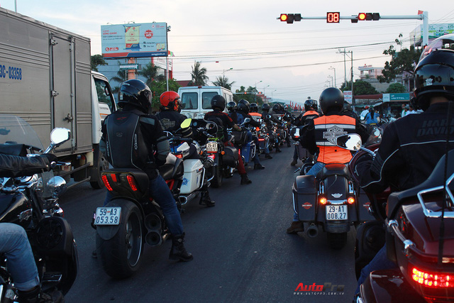 Nếm nắng, gió và mưa mau mùa hạ cùng hàng chục chiến mã Harley-Davidson trong hành trình về Đà Nẵng - Ảnh 4.