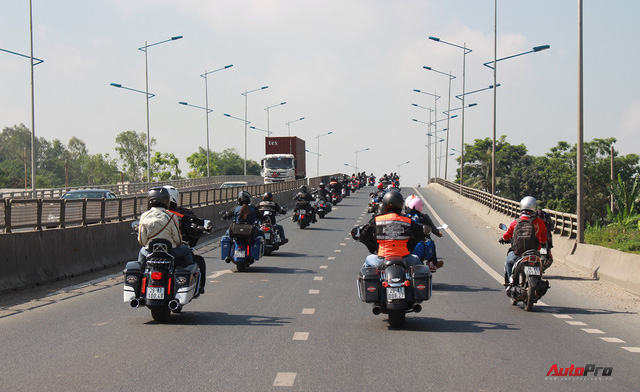 Nếm nắng, gió và mưa mau mùa hạ cùng hàng chục chiến mã Harley-Davidson trong hành trình về Đà Nẵng - Ảnh 9.