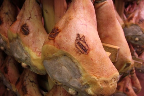 Giăm bông Parma lừng danh của nước Ý: Món ngon từ nguyên liệu thịt tươi hảo hạng được thử thách với không khí sạch và thời gian - Ảnh 4.