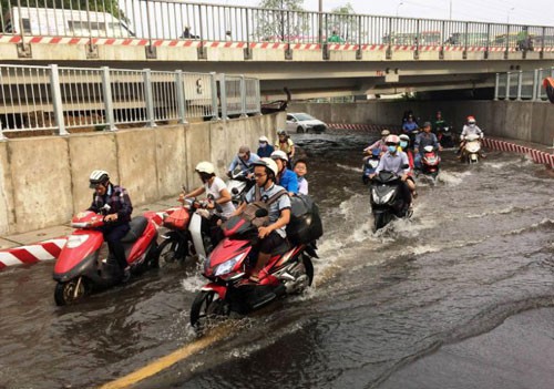 Máy bơm trục trặc, hầm chui ngập nặng - Ảnh 1.