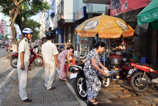  Chủ tịch Đà Nẵng: Tài xế của tôi thấy cán bộ quy tắc lấy hàng của dân không trả tiền - Ảnh 2.