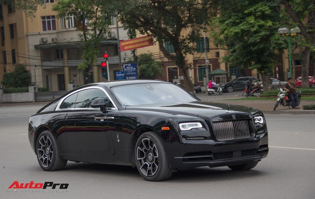 Bộ ba Rolls-Royce bản Black Badge với 3 phong cách nội thất độc đáo tại Việt Nam - Ảnh 3.