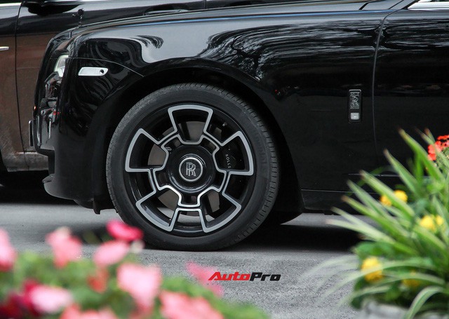 Bộ ba Rolls-Royce bản Black Badge với 3 phong cách nội thất độc đáo tại Việt Nam - Ảnh 8.