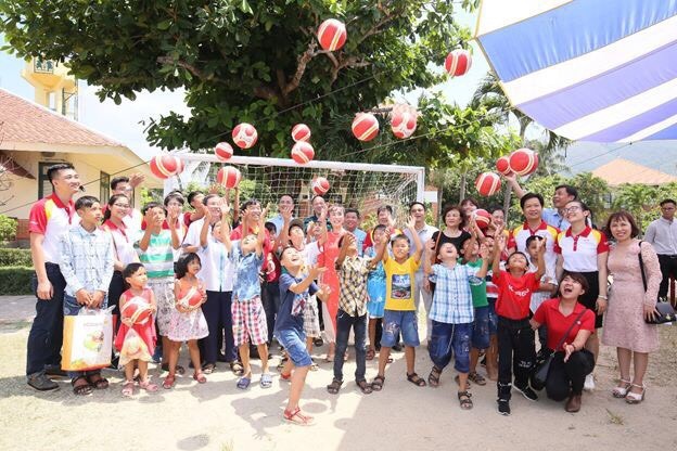 Thị trường chứng khoán chao đảo, CEO Vietjet vẫn bình tâm đi thăm trẻ em mồ côi dịp 1/6 - Ảnh 3.
