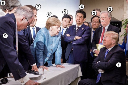Mổ xẻ bức ảnh bom tấn của bà Merkel - Ảnh 1.