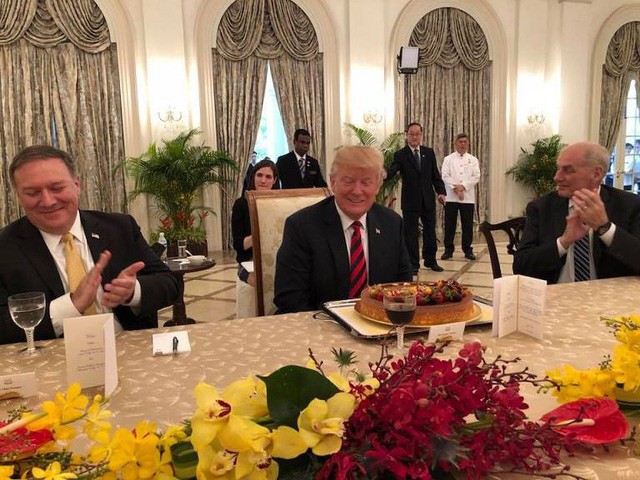 Ông Trump bất ngờ được Thủ tướng Lý Hiển Long tổ chức sinh nhật sớm tại Singapore - Ảnh 2.
