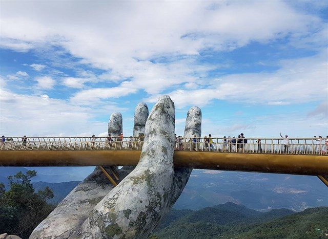 Ngắm tiên cảnh từ cây cầu vàng được nâng đỡ bởi đôi bàn tay khổng lồ siêu ấn tượng ở Đà Nẵng - Ảnh 7.