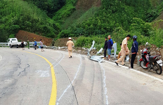 Tai nạn thảm khốc khi xe khách lao xuống vực, 21 người thương vong - Ảnh 2.