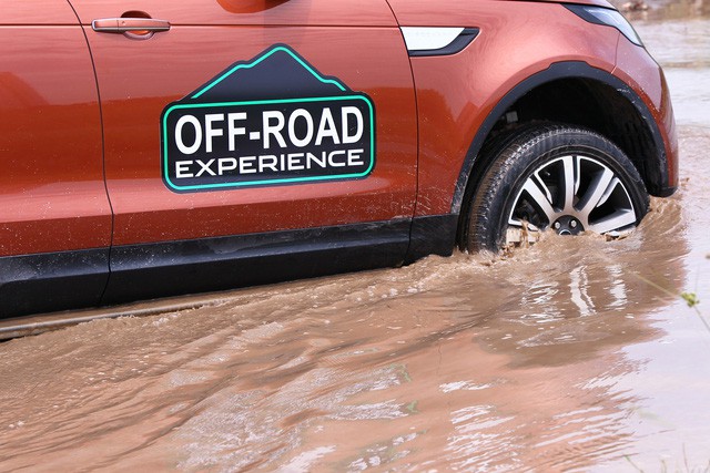 Offroad kiểu quý tộc: Mang Range Rover đi lội bùn, vượt dốc, thoát ổ voi nhưng không cần làm gì hết - Ảnh 1.