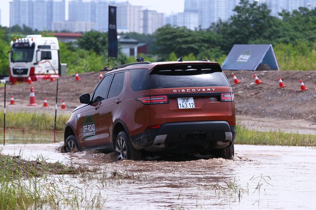 Offroad kiểu quý tộc: Mang Range Rover đi lội bùn, vượt dốc, thoát ổ voi nhưng không cần làm gì hết - Ảnh 8.