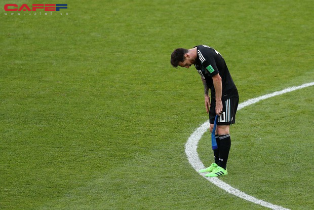 Messi cúi đầu khi sút hỏng penalty, chân sút người Đức ôm mặt sau trận thua sốc: Áp lực mà các cầu thủ phải đối mặt lớn đến mức nào và làm sao để vượt qua chúng? - Ảnh 2.