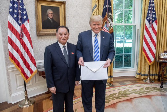 Soi bức thư khổng lồ ông Kim gửi ông Trump - Ảnh 2.